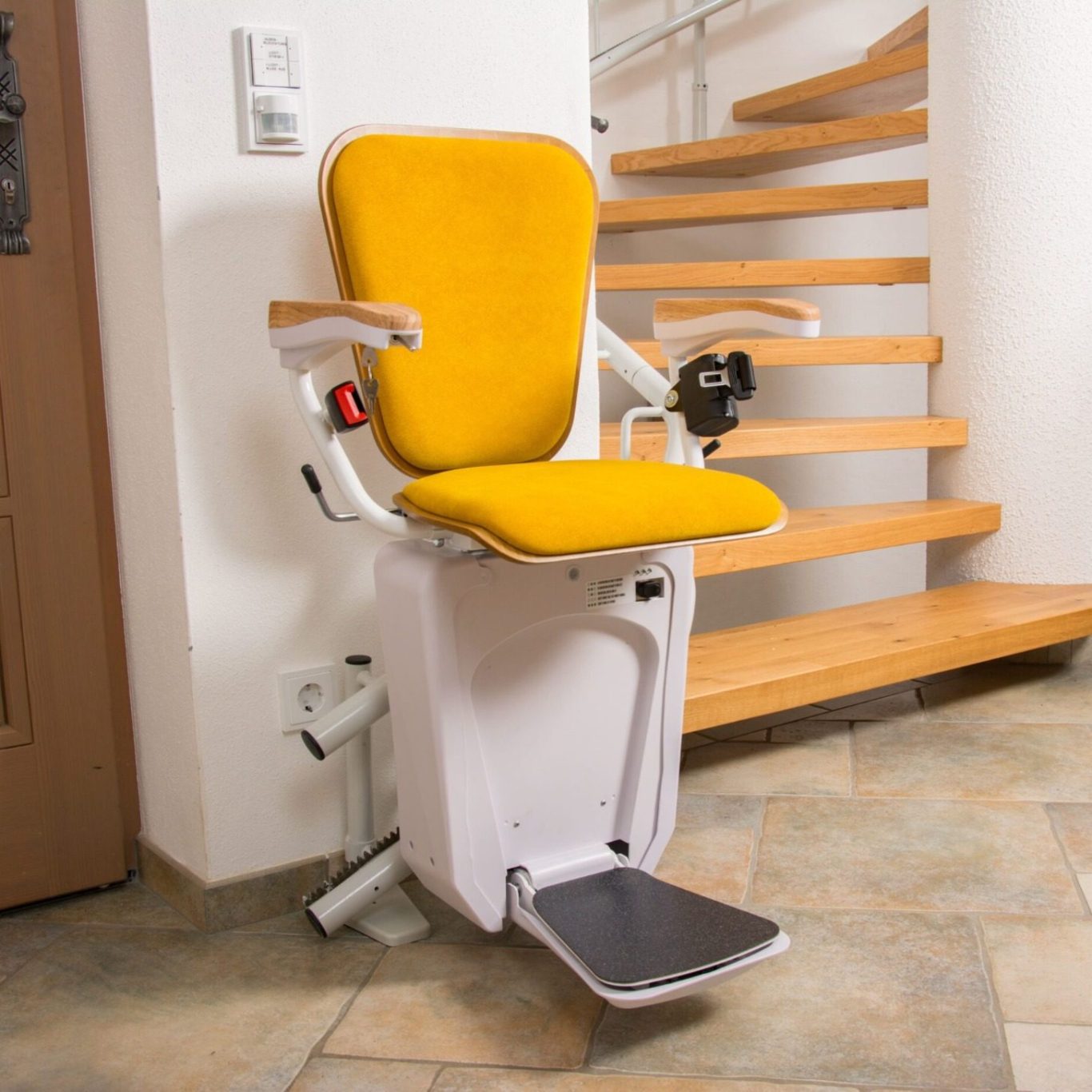 Treppenlift mit gelbem Sitz auf einer Treppe, umgeben von einem modernen Raum in Bad Salzuflen Treppenlift mit gelbem Sitz auf einer Treppe, umgeben von einem modernen Raum.