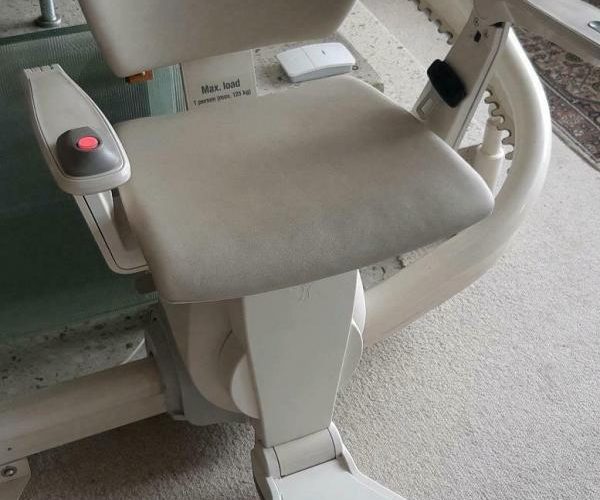 Ein beige Sitz mit Armlehnen auf einem Rollstuhl oder Pflegebett in Herford Ein beige Sitz mit Armlehnen auf einem Rollstuhl oder Pflegebett.